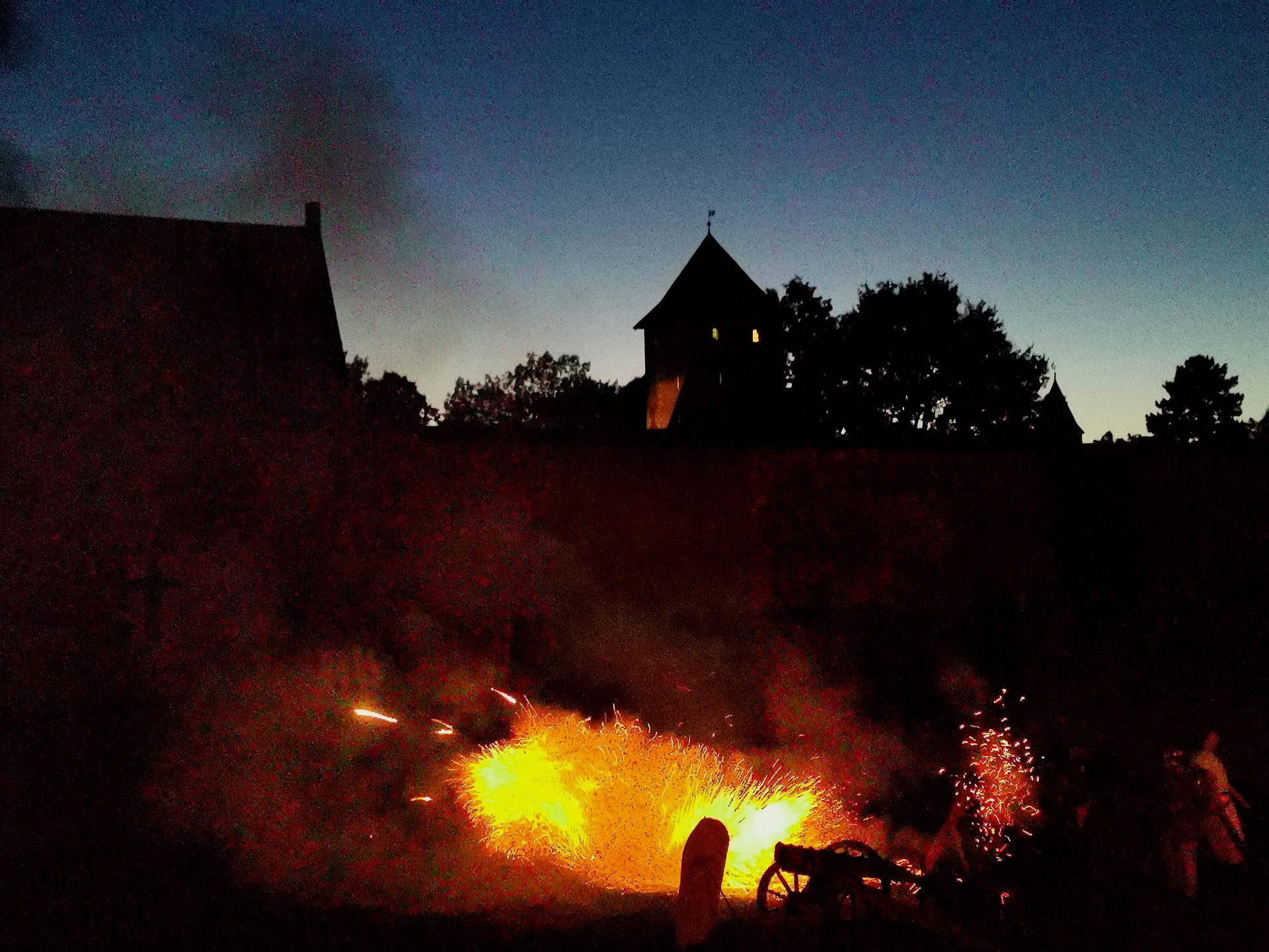 Elementy inscenizacji z wykorzystaniem ognia robią ogromne wrażenie