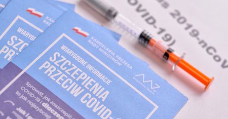 Koronawirus. Otrzymała dwie różne szczepionki. Nie wini obsługi ani pielęgniarki