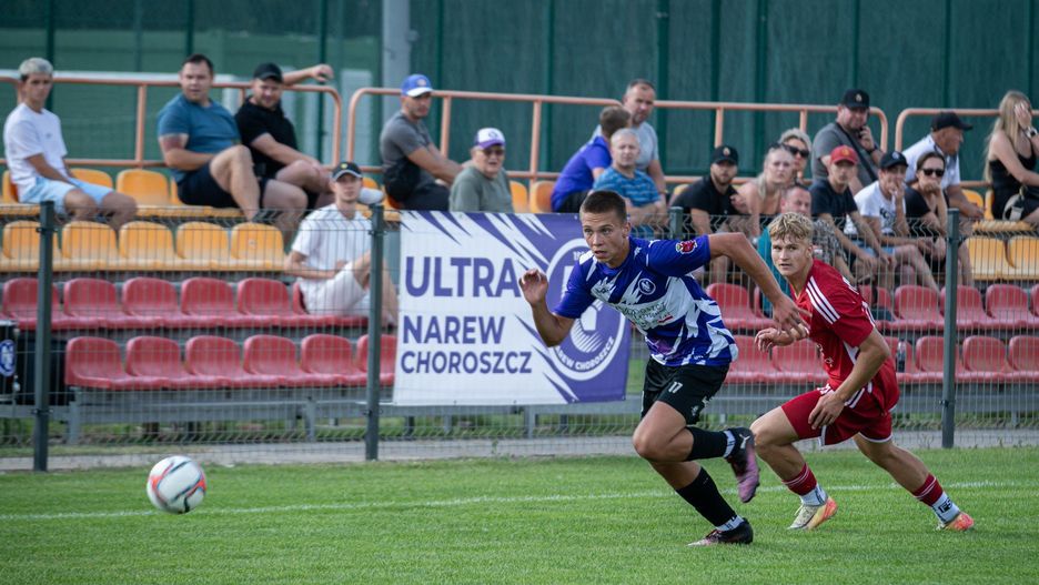ŁKS II Łomża (czerwone stroje) wygrał w Choroszczy z Narwią 4:1
