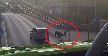 Senior na przejeździe rowerowym. 77-letni kierowca Forda stracił prawo jazdy