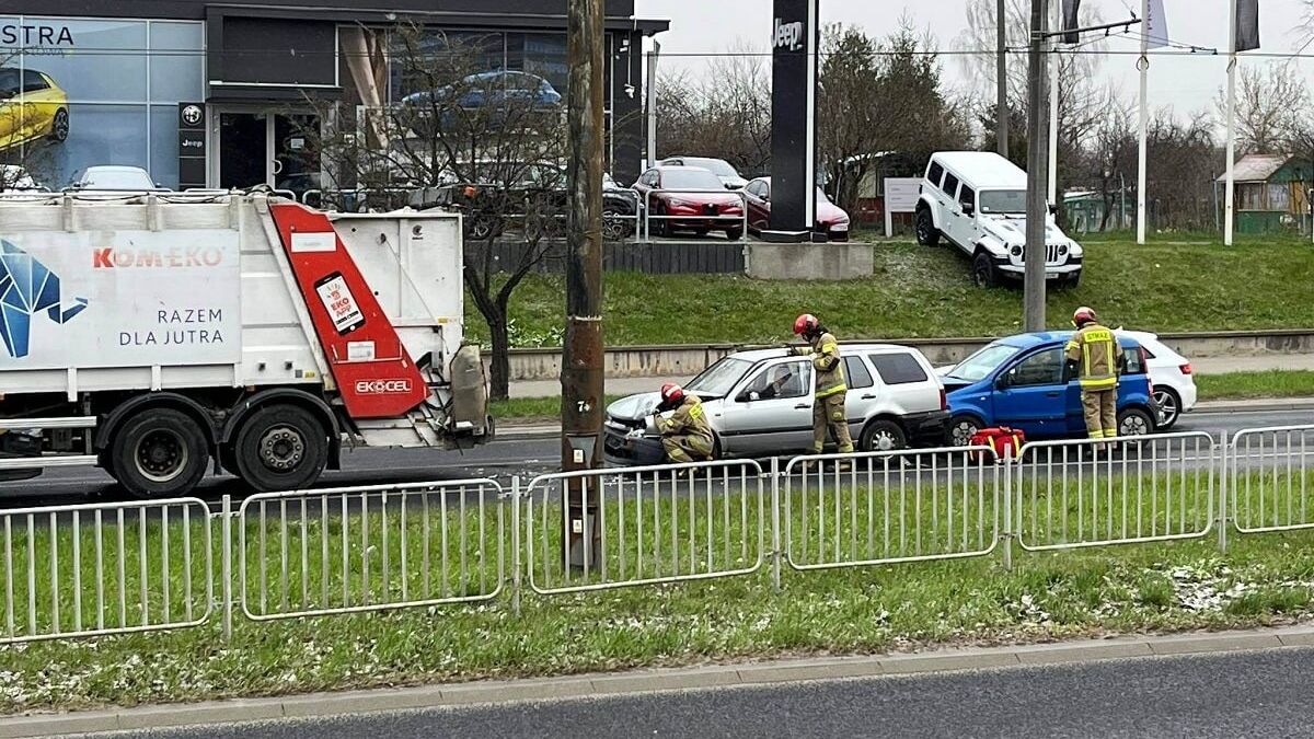 Zderzenie dwóch aut ze śmieciarką na ul. Mełgiewskiej