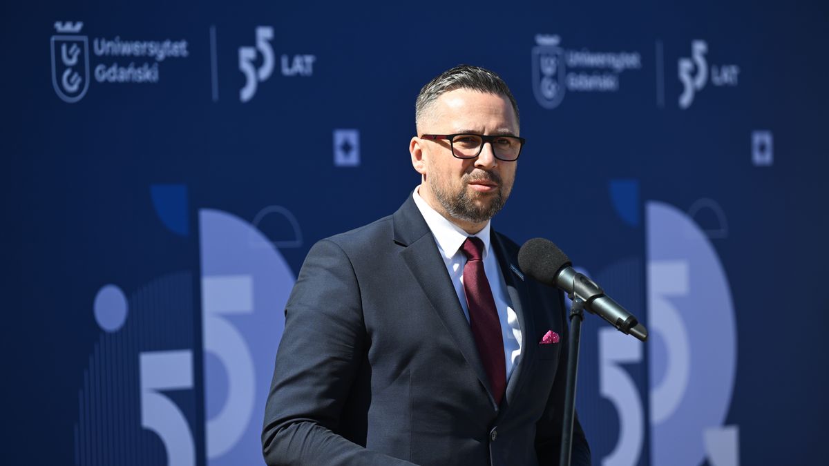 Gdańsk, 28.04.2025. Minister nauki i szkolnictwa wyższego Marcin Kulasek bierze udział w uroczystości wmurowania kamienia węgielnego pod budowę Centrum Sportowego Uniwersytetu Gdańskiego, 28 bm. (mk) Adam Warżawa