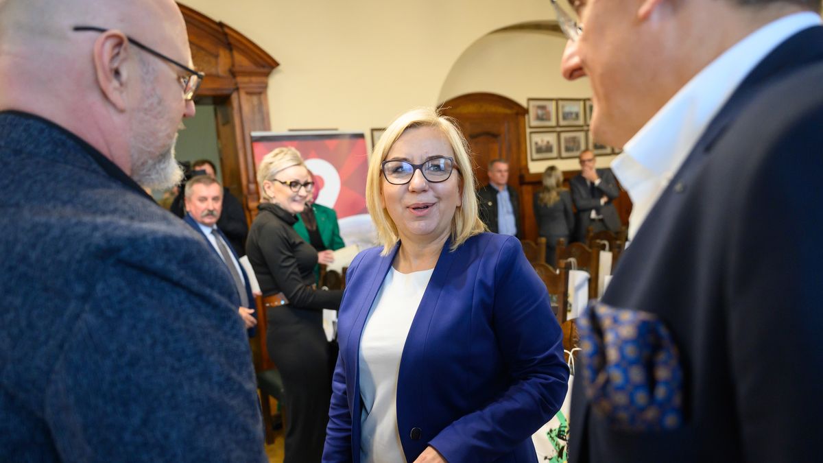 Września, 21.10.2024. Minister klimatu i środowiska Paulina Hennig-Kloska (C) przed rozpoczęciem konferencji prasowej we Wrześni, 21 bm. Spotkanie dotyczyło udzielenia 160 mln zł dofinansowania na wykonanie 7 próbnych odwiertów geotermalnych w Polsce oraz na gruntowną modernizację oczyszczalni ścieków we Wrześni. (jk/amb) PAP/Jakub Kaczmarczyk