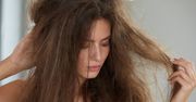Suche, łamliwe i puszące się włosy. Brzmi znajomo? Noś czapkę zimą, a zapomnisz o tych problemach