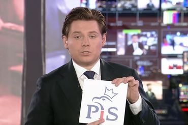 Mateusz Dolatowski z tabliczką z logo PiS, fot. TVP Info