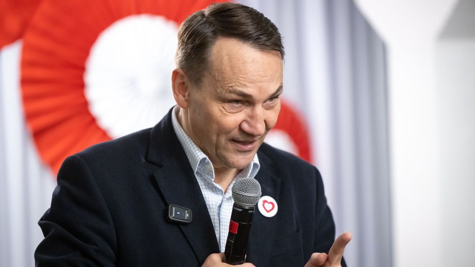 Przysiek, 17.11.2024. Minister spraw zagranicznych Radosław Sikorski podczas otwartego spotkania z mieszkańcami w miejscowości Przysiek, 17 bm. (sko) PAP/Tytus Żmijewski