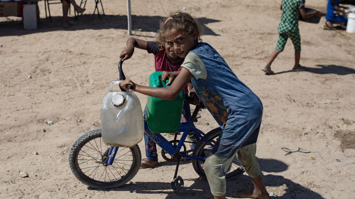 Displaced Palestinians line up for drinking water in Khan Yunis
epa11455949 Children carry water with the help of a bike as displaced Palestinians collect drinking water from a water tanker at a makeshift camp in the Khan Yunis refugee camp in the southern Gaza Strip, 03 July 2024. Since 07 October 2023, up to 1.7 million people, or more than 75 percent of the population, have been displaced throughout the Gaza Strip, some more than once, in search of safety, according to the United Nations Relief and Works Agency for Palestine Refugees in the Near East (UNRWA), which added that the Palestinian enclave is 'on the brink of famine', with 1.1 million people (half of its population) 'experiencing catastrophic food insecurity' due to the conflict and restrictions on humanitarian access.  EPA/HAITHAM IMAD 
Dostawca: PAP/EPA.
HAITHAM IMAD