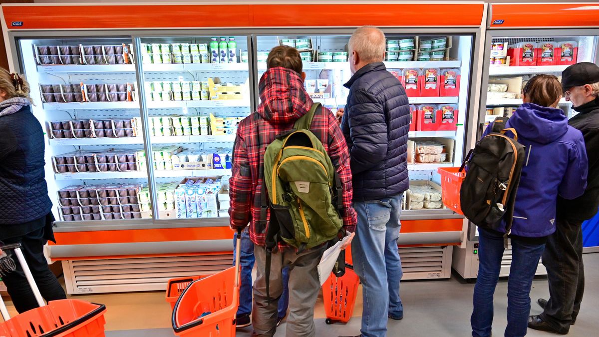 Prawie 50 proc. badanych deklaruje, że stara się kupować tylko to, co jest im niezbędne