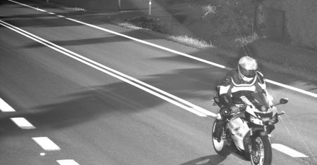 Motocyklista zlekceważył fotoradar. Wpadł za sprawą kierowcy osobówki