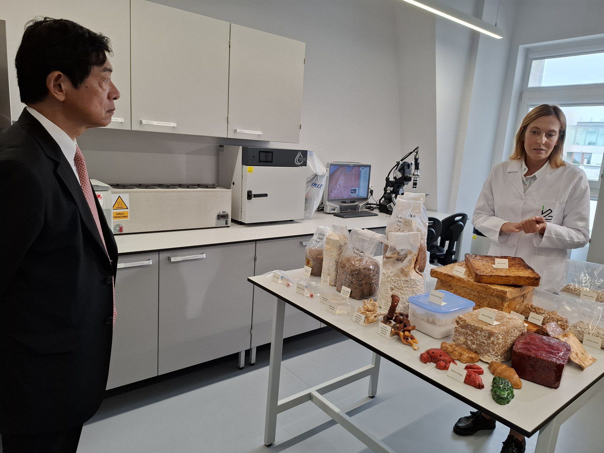 Były ambasador Japonii Akio Miyajima odwiedził gościł w Łódzkim Instytucie Technologicznym  Sieci Badawczej Łukasiewicz.  Rozmawiał z naukowcami i poznawał ich dorobek. Na zdj. z mgr Katarzyną Miśkiewicz, która prezentowała innowacyjny materiał kompozytowy z grzybni.