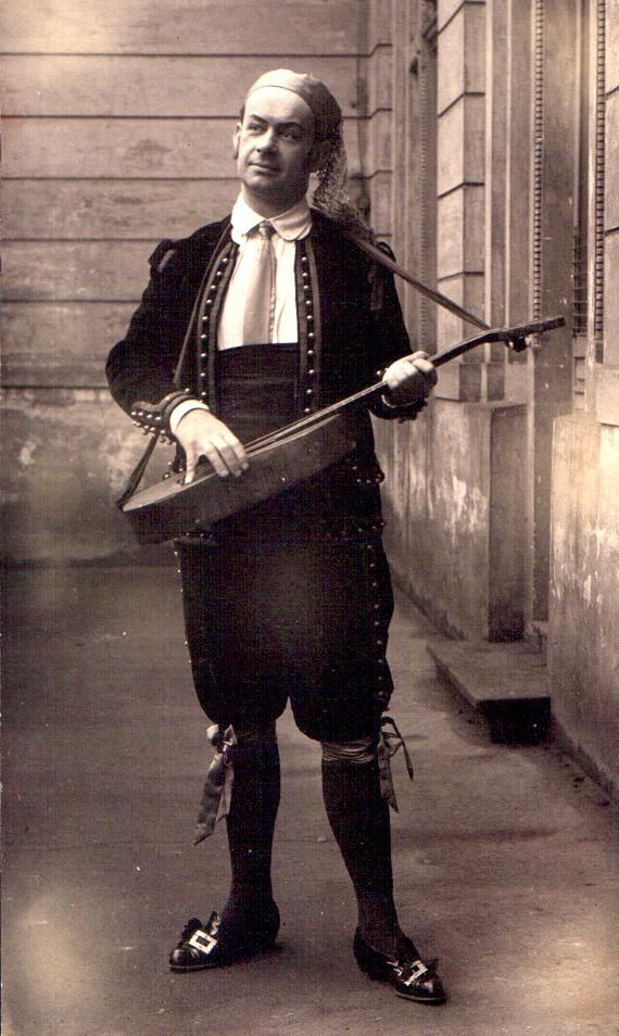 Aleksander Zelwerowicz jako Figaro w Cyruliku sewilskim