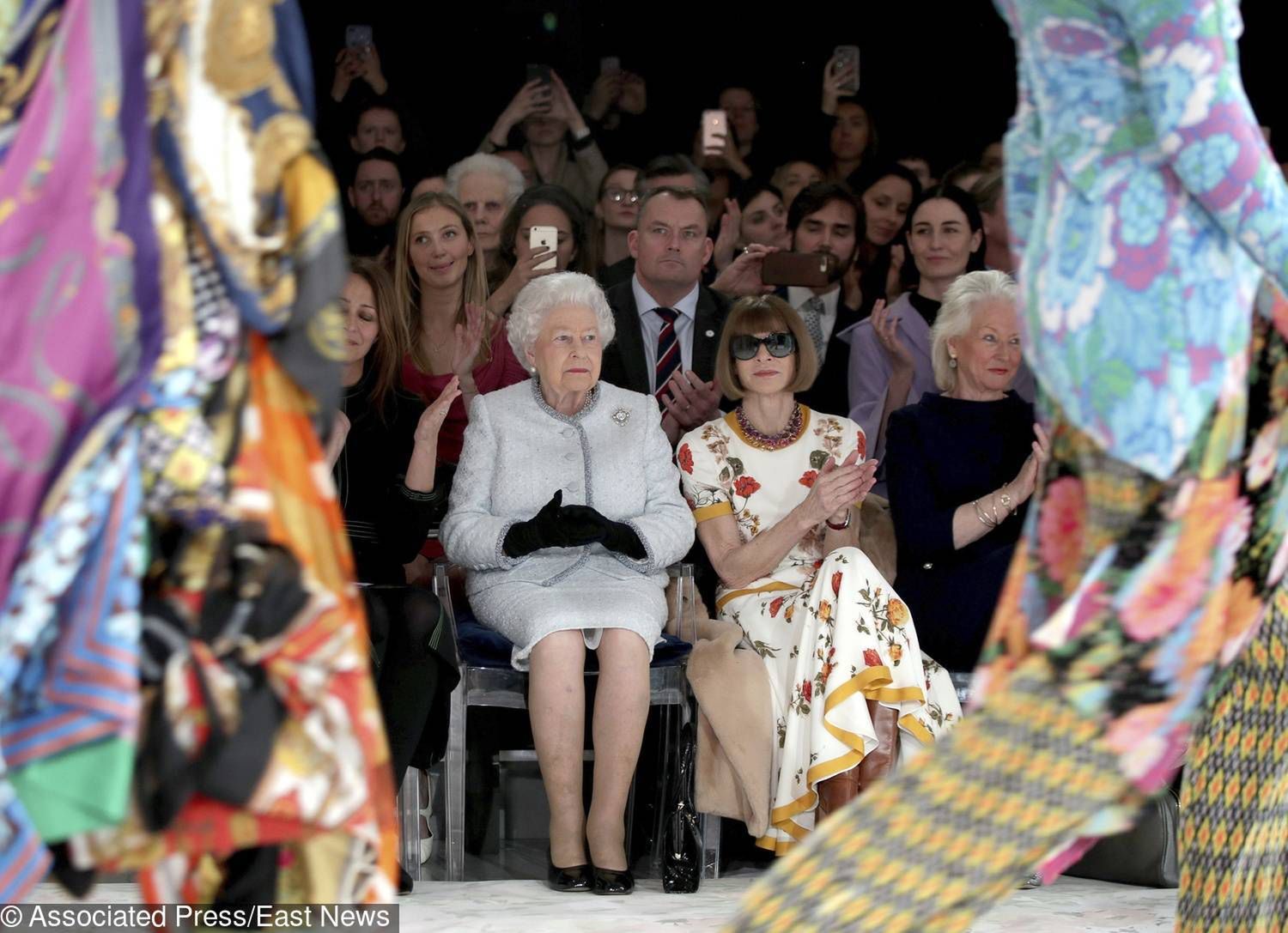 Królowa Elżbieta i Anna Wintour na pokazie mody