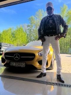 Krzysztof Rutkowski i jego flotylla aut (Mercedes-Benz AMG GT S)