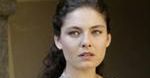 Alexa Davalos z człowiekiem z wysokiego zamku