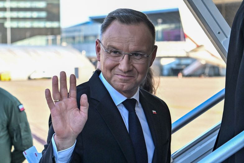 Warszawa, 08.07.2024. Prezydent RP Andrzej Duda na lotnisku w Warszawie przed wylotem do Waszyngtonu, 8 bm. Prezydent RR Andrzej Duda weźmie udział w spotkaniu głów państw i szefów rządów państw NATO. (aldg) PAP/Radek Pietruszka