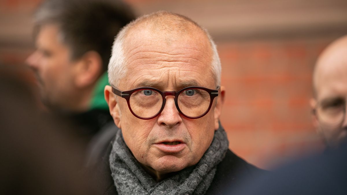 Wrocław, 05.10.2024. Obrońca byłego posła Janusza Palikota, mecenas Jacek Dubois podczas wypowiedzi dla mediów przed Sądem Okręgowym we Wrocławiu, 5 bm. Wrocławski sąd ma ogłosić postanowienie ws. tymczasowego aresztu wobec Janusza Palikota podejrzanego o oszustwo i przywłaszczenie mienia. Palikot usłyszał osiem zarzutów, w tym siedem dotyczących oszustwa i jeden przywłaszczania mienia. Zarzuty oszustwa usłyszeli też jego współpracownicy Przemysław B. i Zbigniew B. (sko) PAP/Krzysztof Ćwik