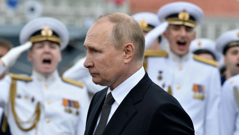 Prezydent Rosji Władimir Putin na paradzie morskiej z okazji Dnia Marynarki Wojennej Rosji.