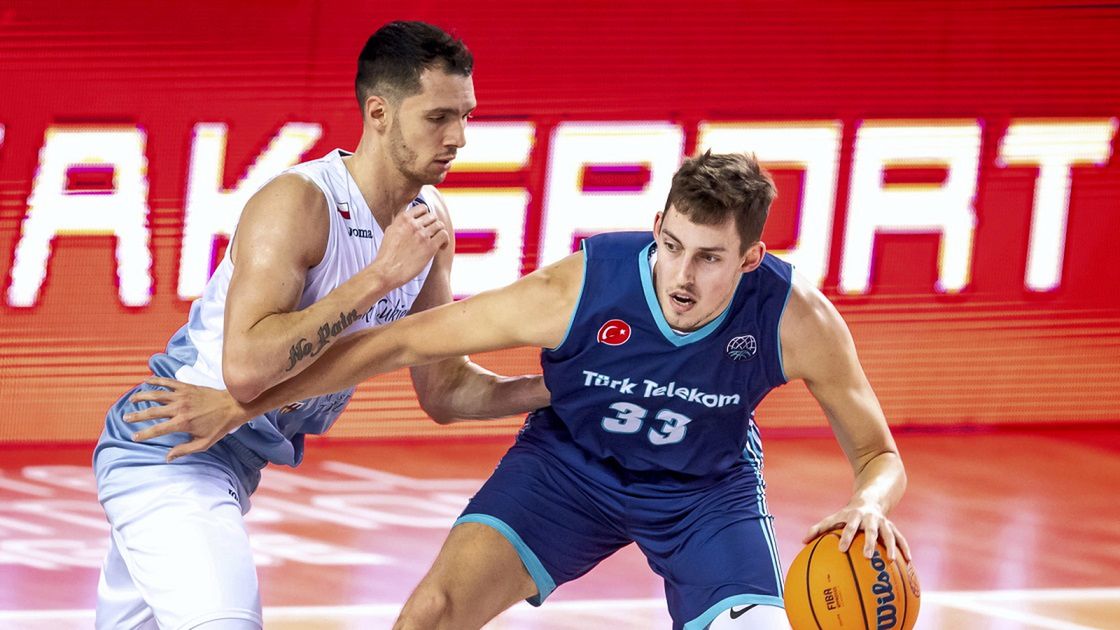 PAP / Tytus Żmijewski / Na zdjęciu od lewej: Aaron Cel i Kyle Wiltjer