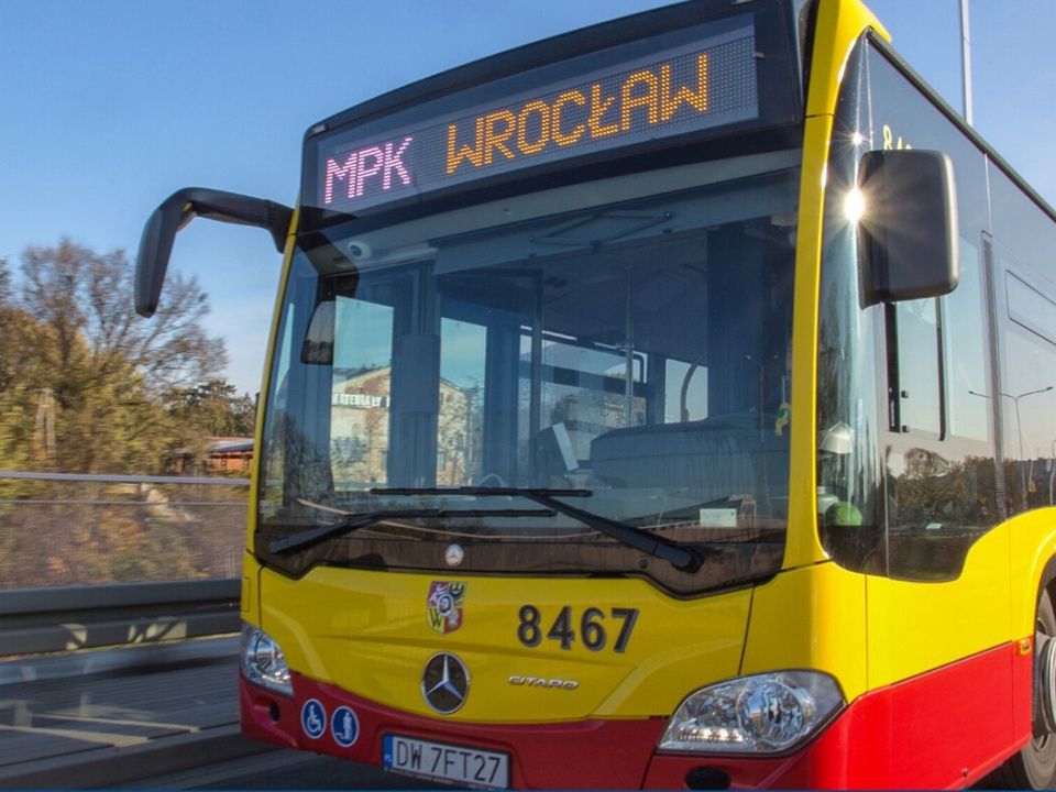 Wrocław. Szeryf za kierownicą autobusu. Policja zajmie się sprawą