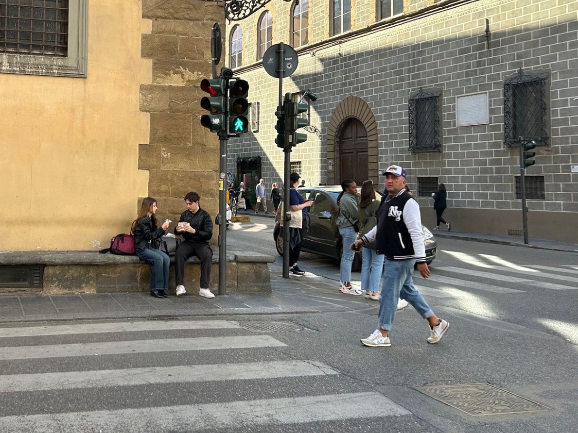 Włosi jedzą w różnych zakątkach miasta