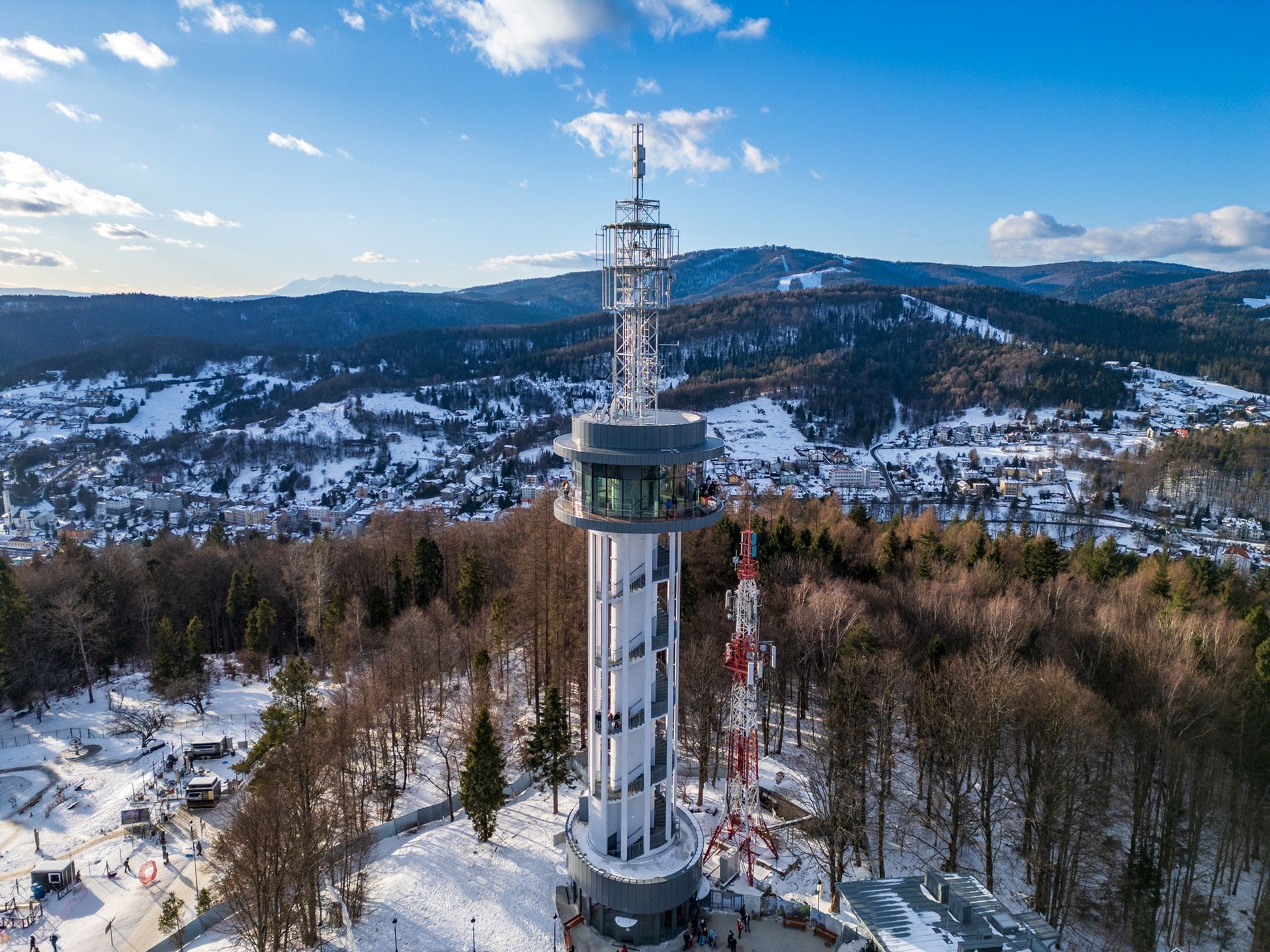 Znak rozpoznawczy beskidzkiego kurortu - wieża widokowa