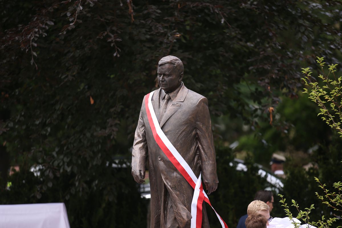 Szczecin. Koszulka "Konstytucja" na pomniku Lecha Kaczyńskiego. Jest decyzja sądu