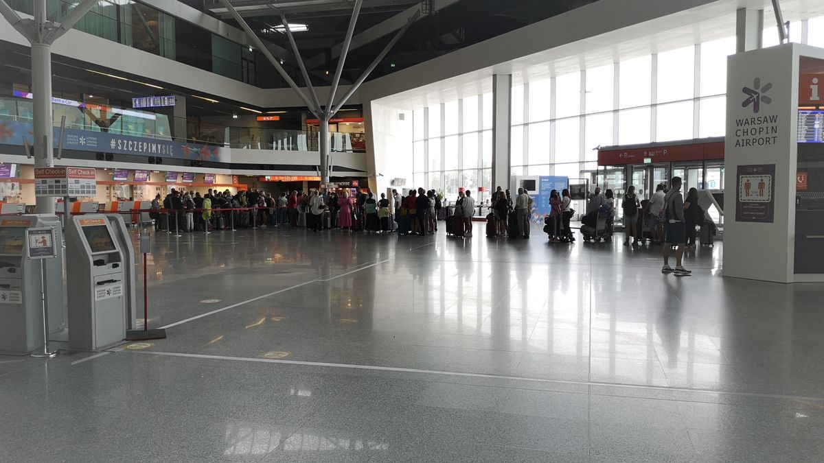 Jedyna kolejka na Lotnisku Chopina: odprawa pasażerów lecących na wczasy.