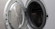 Nie zostawiaj otwartych drzwiczek w pralce. Powszechny błąd