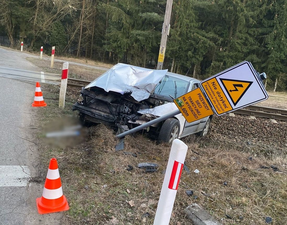 O włos od tragedii na przejeździe kolejowym. Kierowca zignorował znak STOP