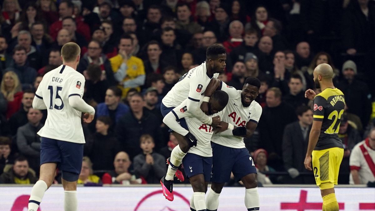 piłkarze Tottenhamu cieszą się z bramki