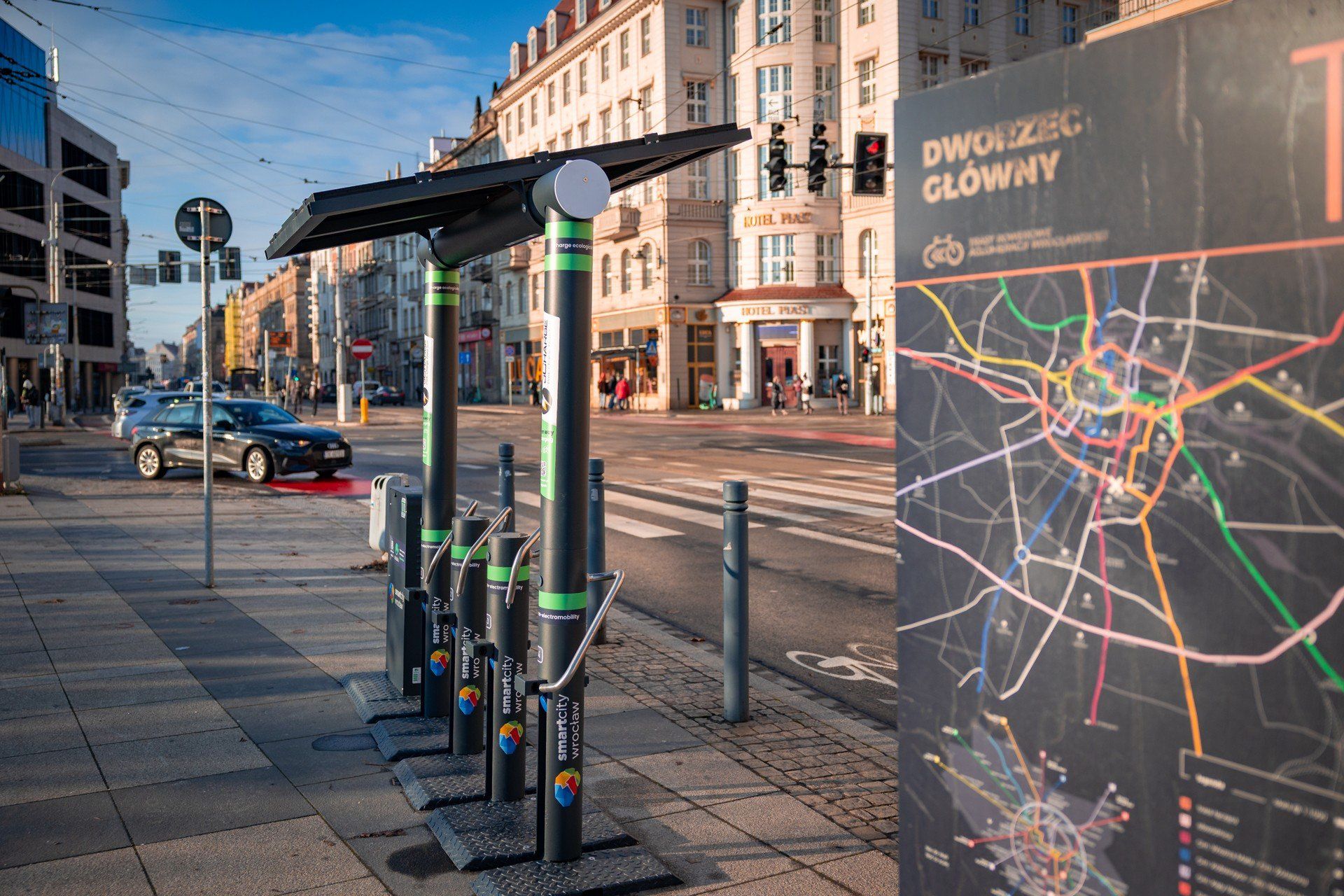 We Wrocławiu powstało 16 nowych, bezpłatnych ładowarek dla rowerów i hulajnóg. Gdzie je znajdziemy?
