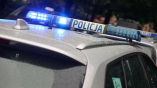 Zaatakował policjantów. Rzucał nożem, siekierą i maczetą