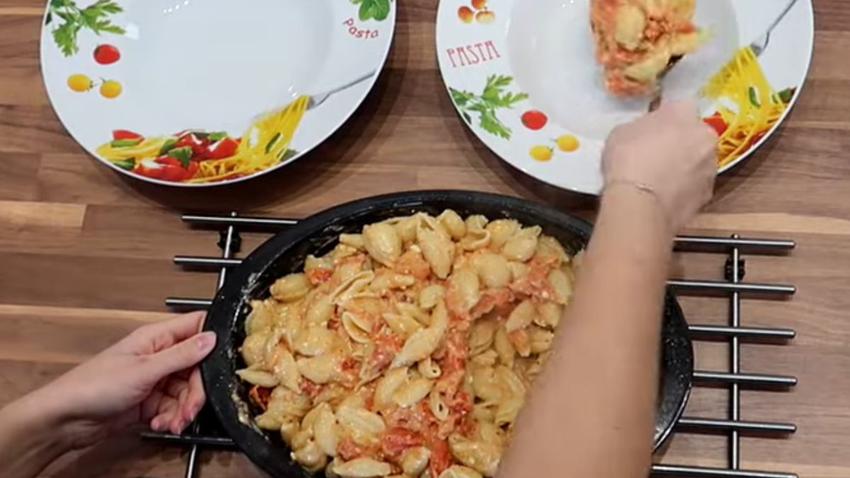 Makaron z pomidorkami i fetą