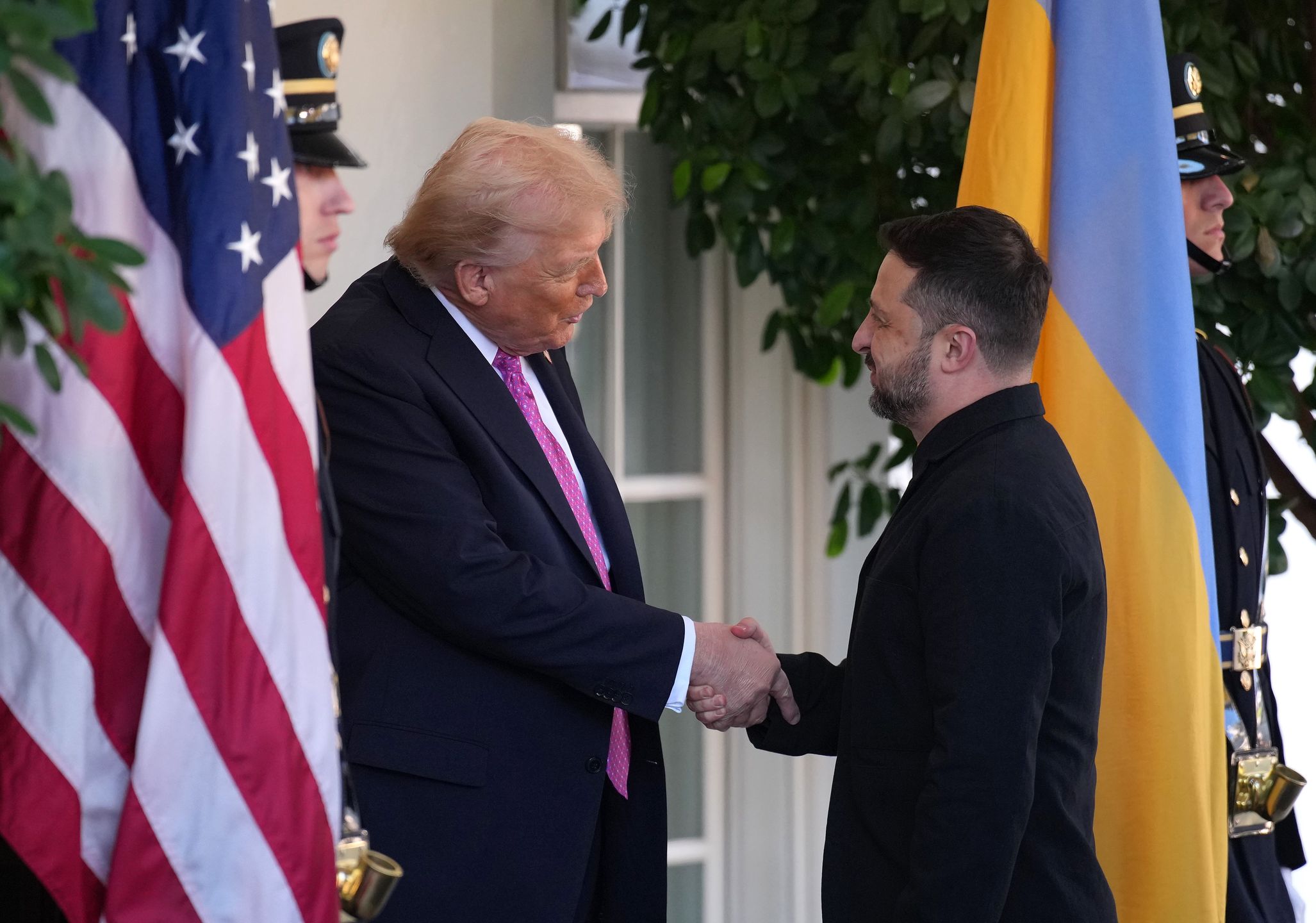 WASHINGTON, DC - OCTOBER 17: U.S. President Donald Trump (L) greets Ukrainian President Volodymyr Zelensky outside the West Wing of the White House on October 17, 2025, in Washington, DC. President Trump, fresh off a ceasefire agreement between Israel and Hamas, is hosting President Zelensky for a bilateral lunch in the Cabinet Room in hopes of advancing a peace deal between Russia and Ukraine. (Photo by Andrew Harnik/Getty Images)