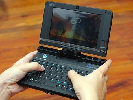 Mały, wszechstronny i bardzo drogi Fujitsu LifeBook U2010 1