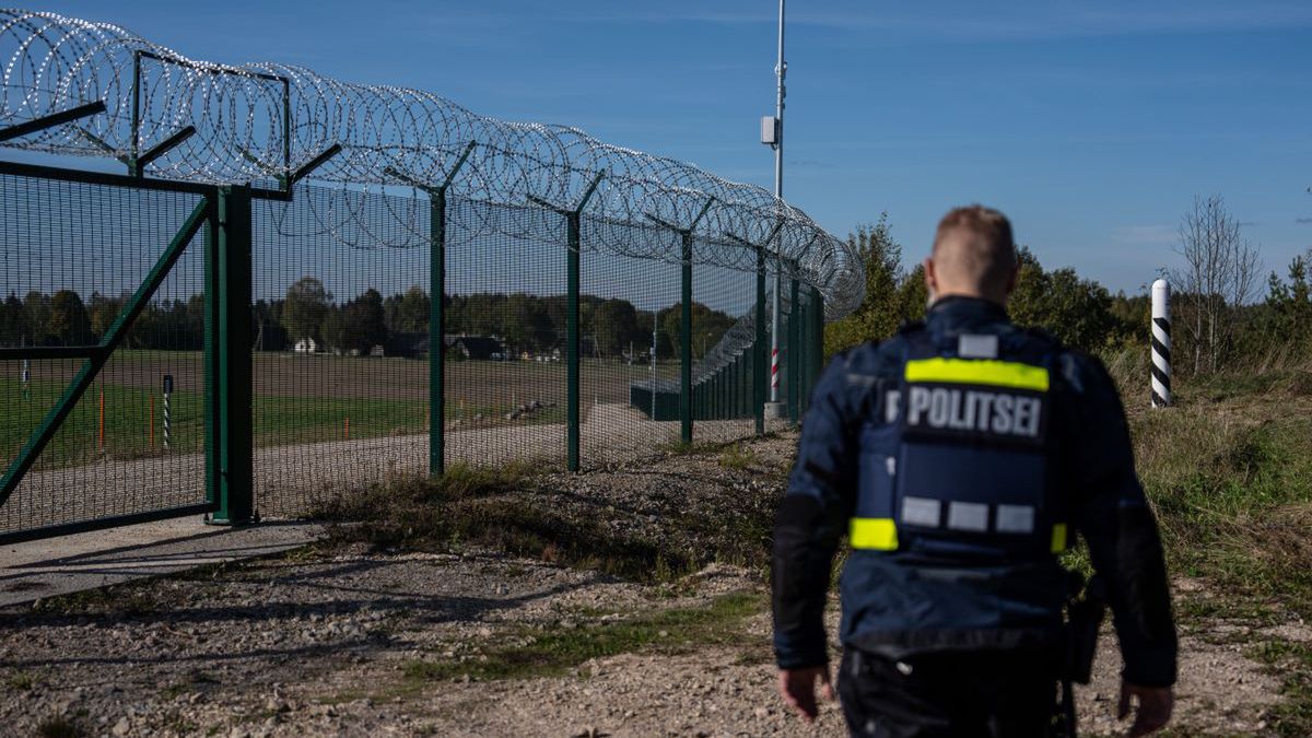 Estoński policjant na granicy z Rosją - zdjęcie ilustracyjne