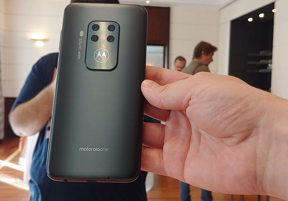 Motorola One Zoom oficjalnie. Średniak z poczwórnym aparatem i 10-krotnym zoomem 2