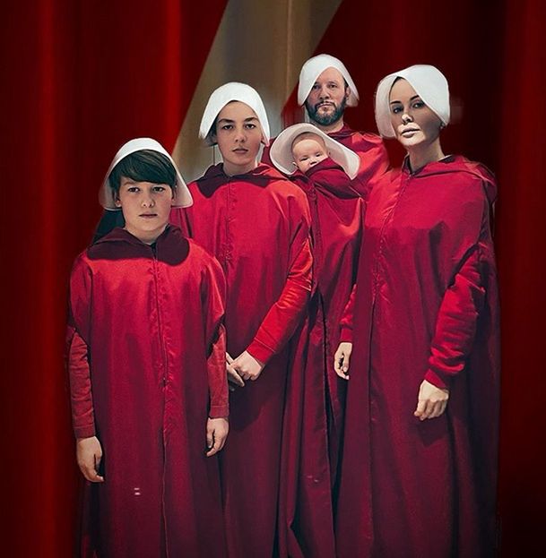 Małgorzata Rozenek z mężem i synami w kostiumach z "Opowieści podręcznej" na Halloween