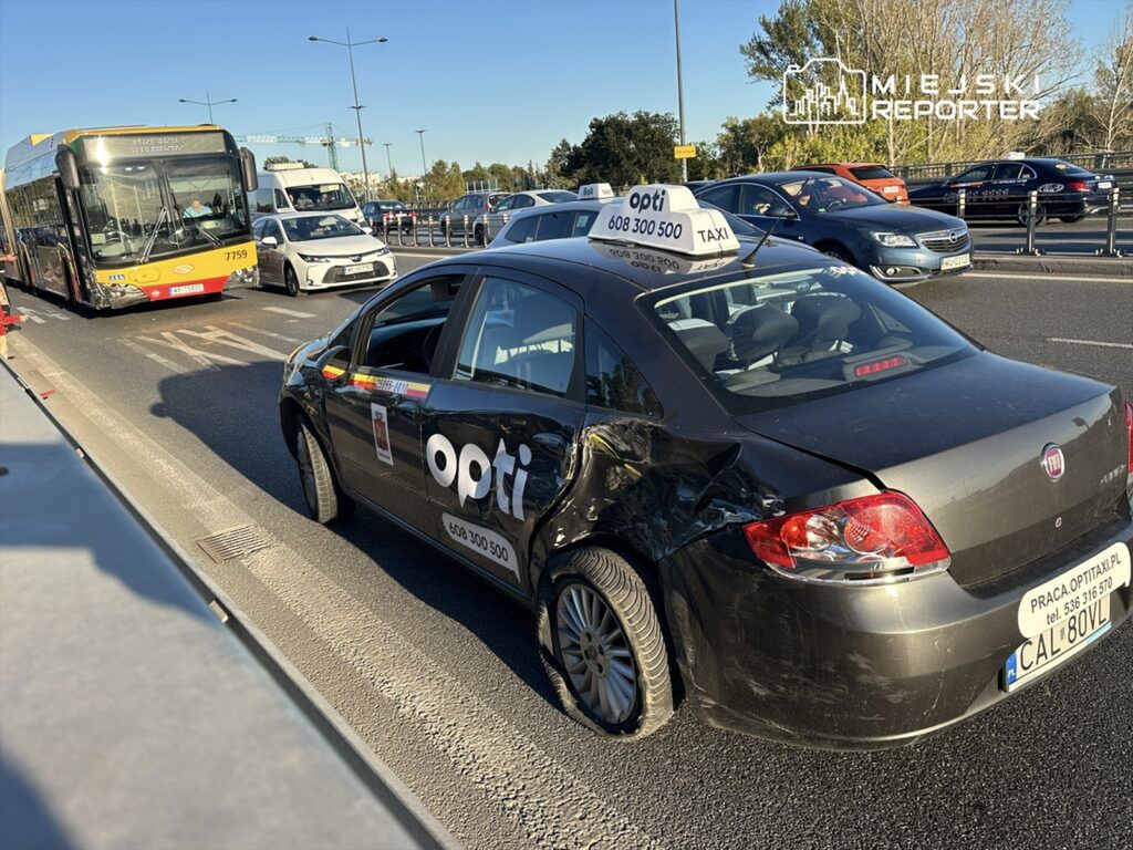 Warszawa: Kolizja autobusu na moście Łazienkowskim sparaliżowała ruch