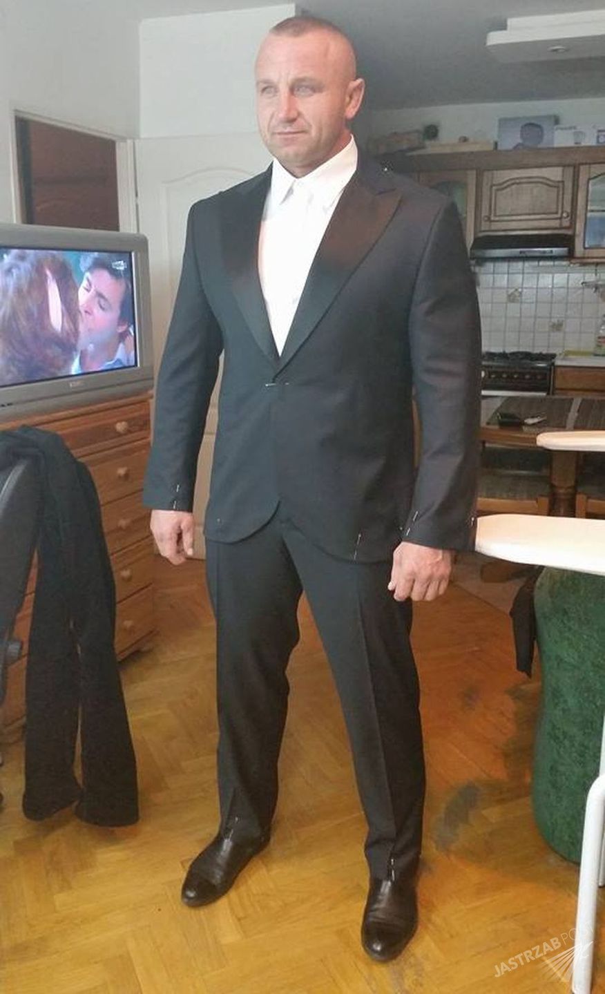 Mariusz Pudzianowski podczas przymiarki
Fot. screen z Facebook