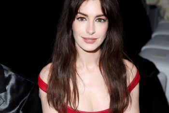 Już nie czerwone usta. Hathaway wyznacza nowy trend