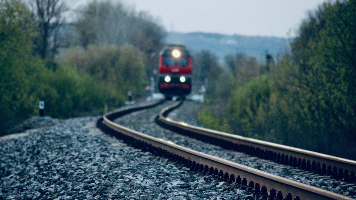 Nadjeżdżający pociąg.