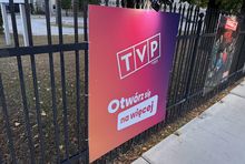 Plakat obok głównej siedziby TVP