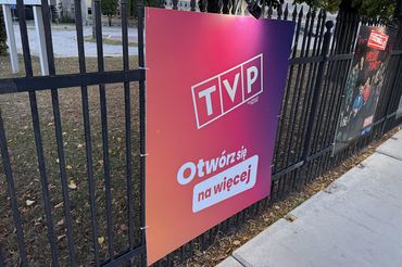Plakat obok głównej siedziby TVP