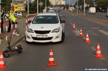 Dwie dziewczynki na hulajnodze potrącone na przejściu. Policja przypomina: to nie jest zabawka