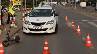 Dwie dziewczynki na hulajnodze potrącone na przejściu. Policja przypomina: to nie jest zabawka