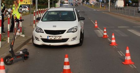 Dwie dziewczynki na hulajnodze potrącone na przejściu. Policja przypomina: to nie jest zabawka