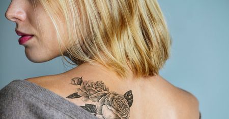 Tatuaż na plecach – minimalistyczny wzór czy szczegółowa ornamentyka?