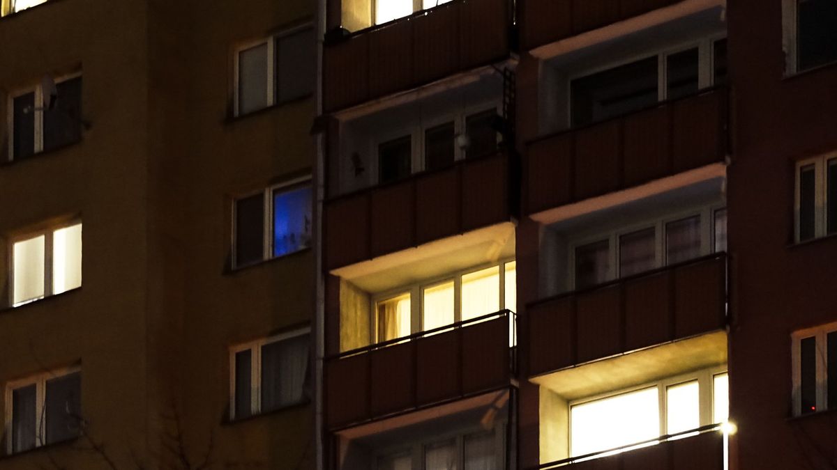 Mężczyzna zamknął partnerkę na balkonie. Zdj. ilustracyjne 