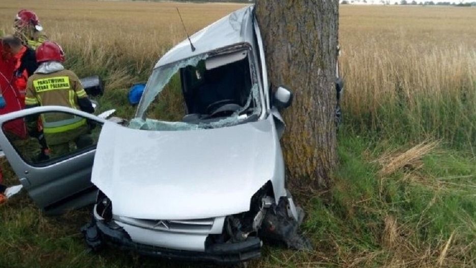 Tragiczny wypadek pod Sławnem. Auto roztrzaskało się na drzewie